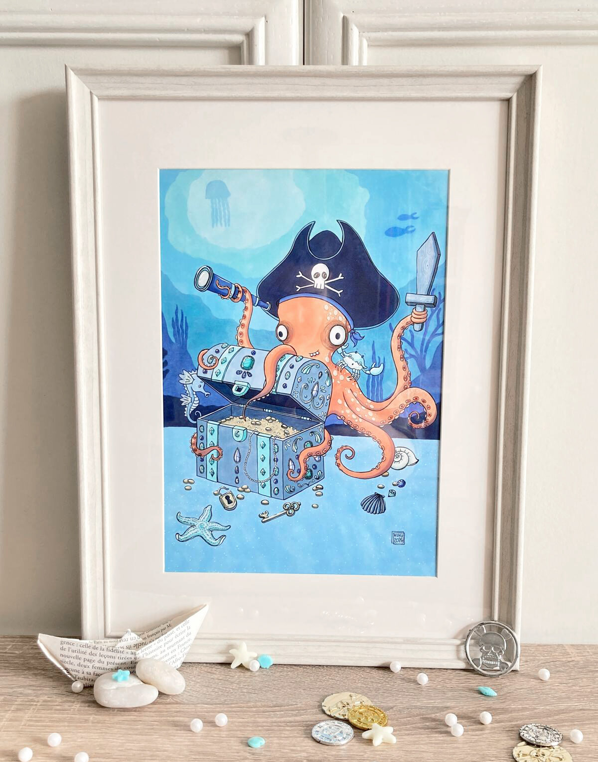 illustration d'un poulpe pirate avec son trésor rempli de pièce d'or et ses amis crabe et hippocampe