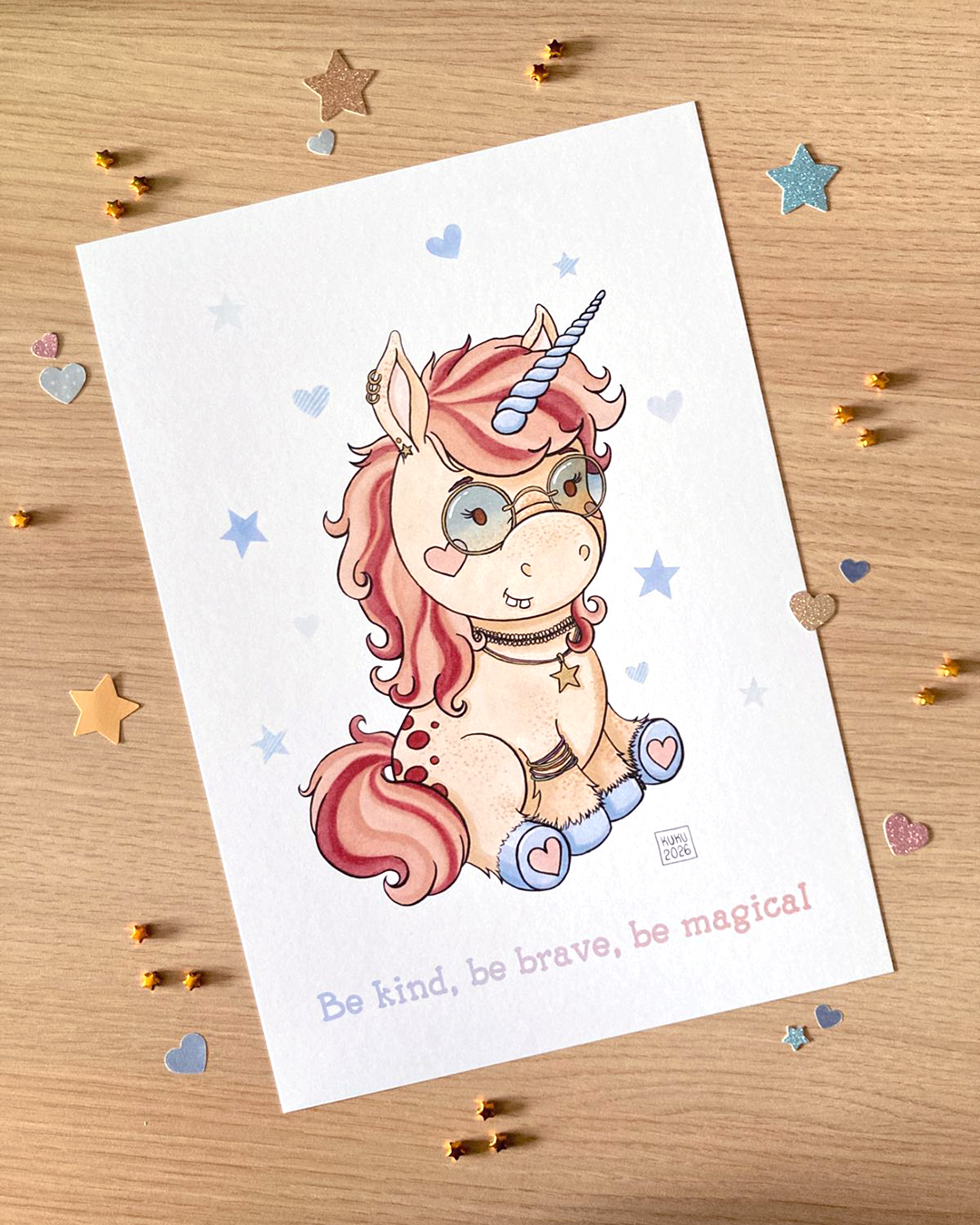 illustration d'une licorne portant des lunettes teintées et des piercing et bijoux