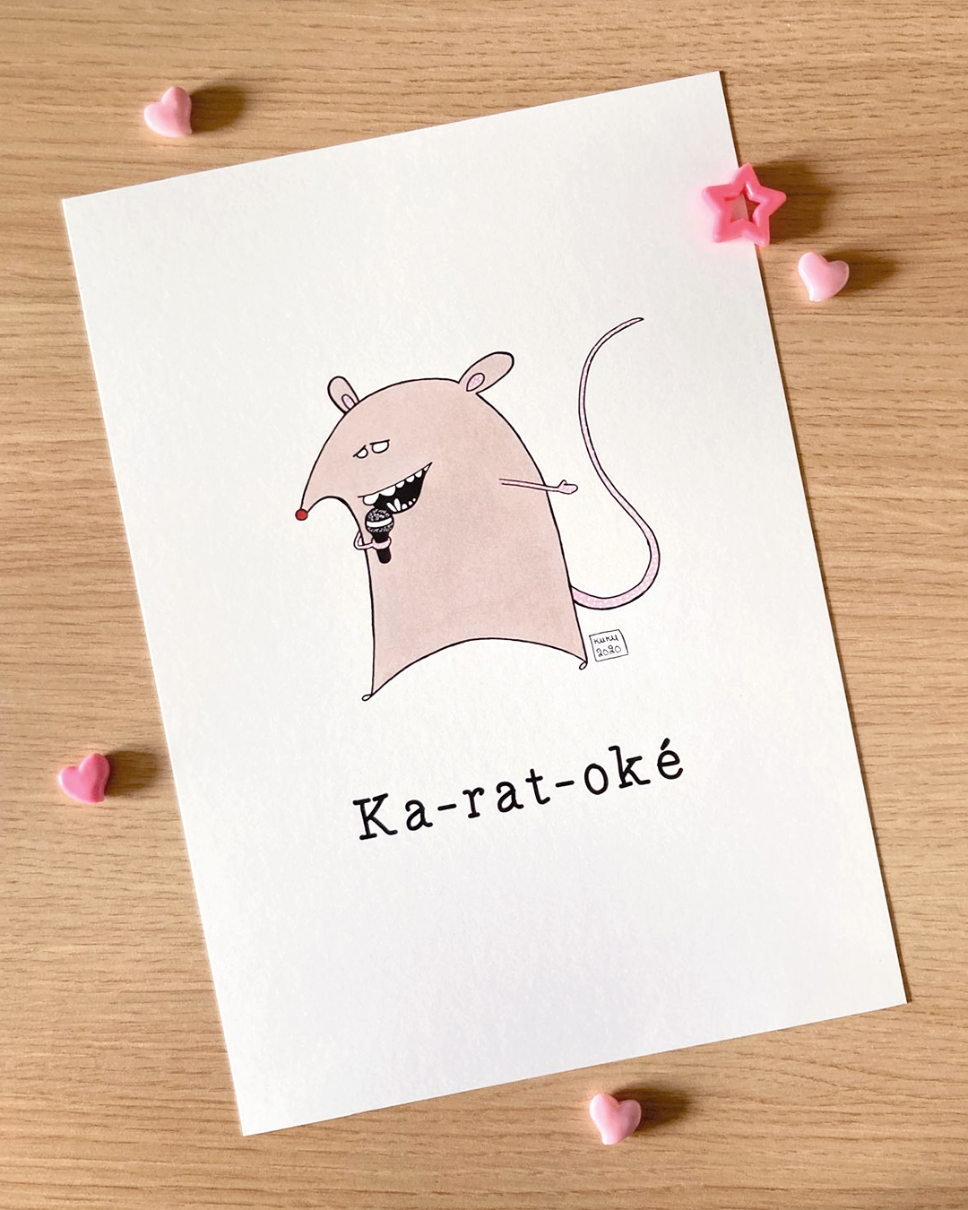 Illustration d'un rat qui chante dans un micro pour illustrer le jeu de mot "karaoké"