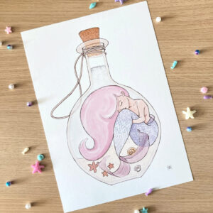 Illustration d'une sirène aux longs cheveux rose bonbon, enfermée dans une bouteille avec un bouchon de liège