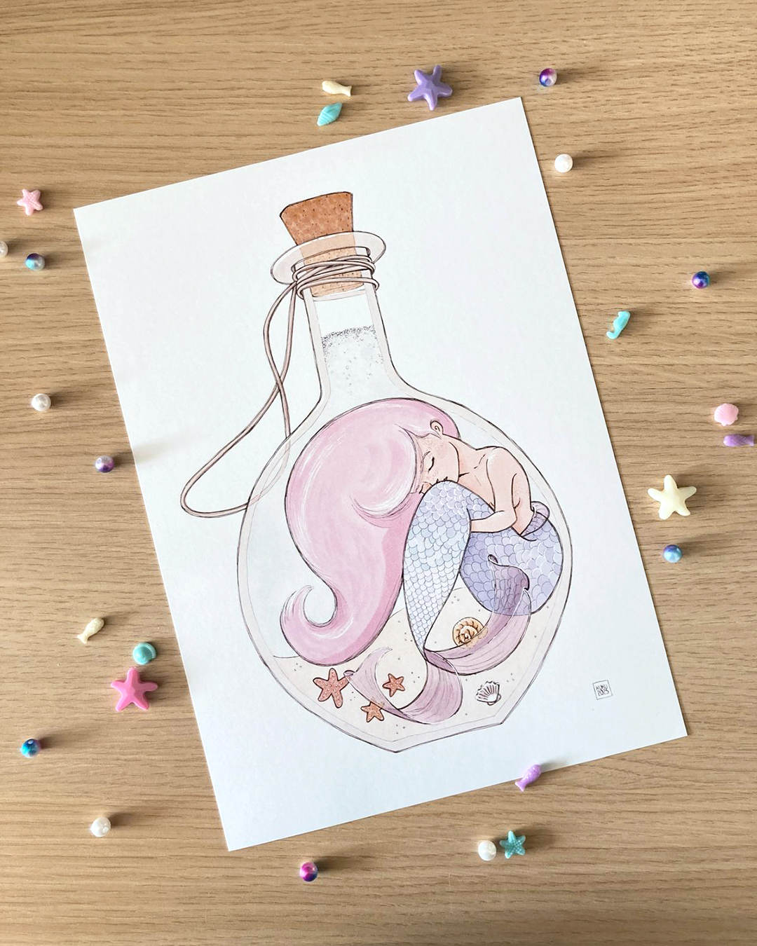 Illustration d'une sirène aux longs cheveux rose bonbon, enfermée dans une bouteille avec un bouchon de liège