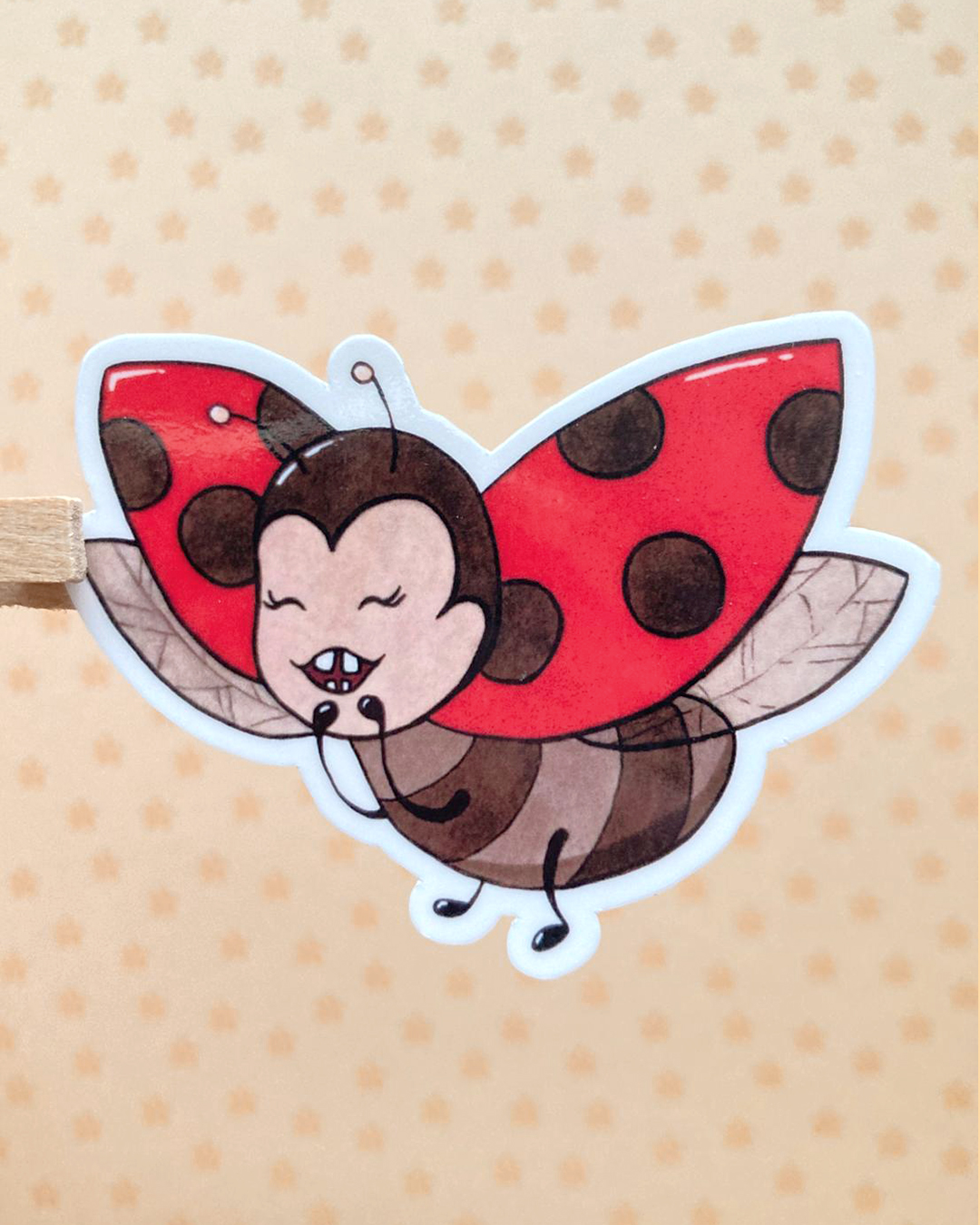 sticker d'une coccinelle en vol illustrée