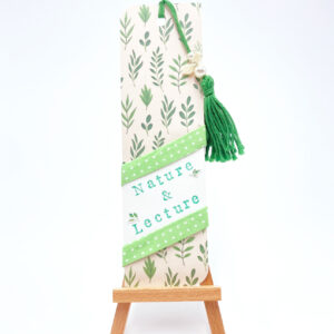 Marque-page thème nature avec motif feuilles, ruban et pompom vert