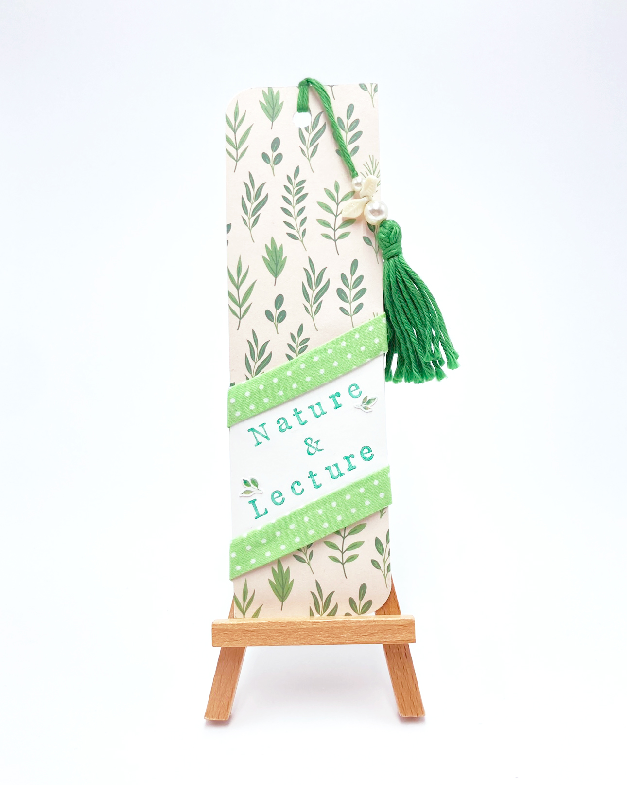 Marque-page thème nature avec motif feuilles, ruban et pompom vert