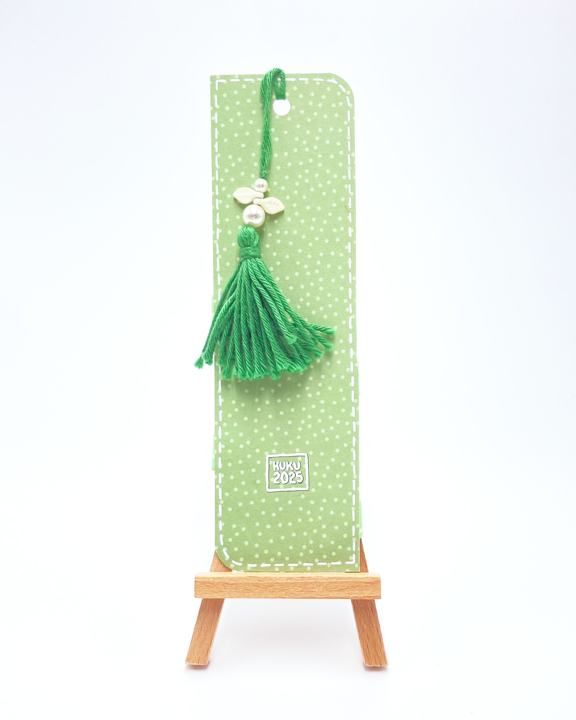 Marque-page thème nature avec motif feuilles, ruban et pompom vert